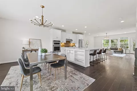 3977 Norton Pl, Fairfax, VA 22030