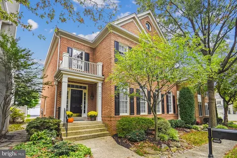 10097 Cover Pl, Fairfax, VA 22030