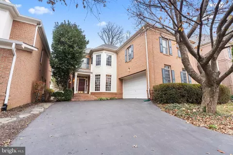 10090 Cover Pl, Fairfax, VA 22030