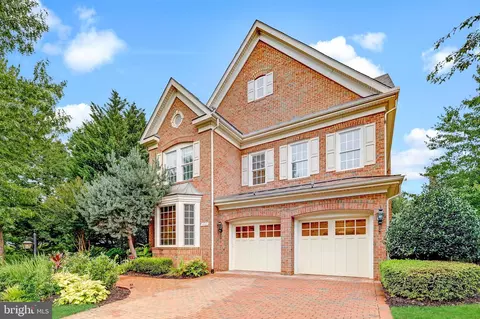 3541 Schuerman House Dr, Fairfax, VA 22031