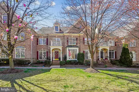 3824 Farrcroft Dr, Fairfax, VA 22030