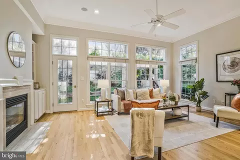 10087 Mccarty Crest Ct, Fairfax, VA 22030