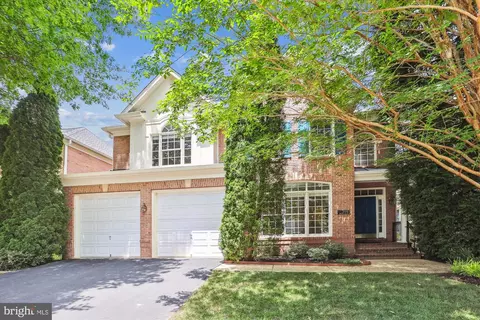 10092 Farrcroft Dr, Fairfax, VA 22030