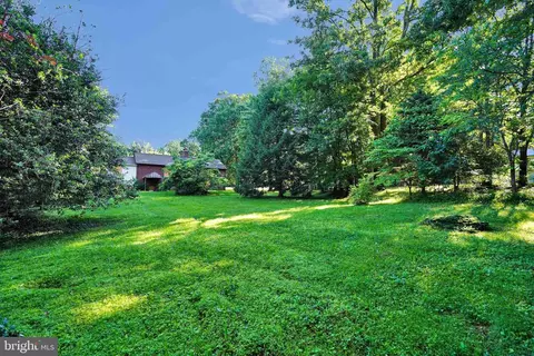 9905 Stoughton Rd, Fairfax, VA 22032