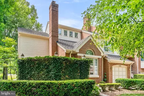 10201 Aspen Willow Dr, Fairfax, VA 22032