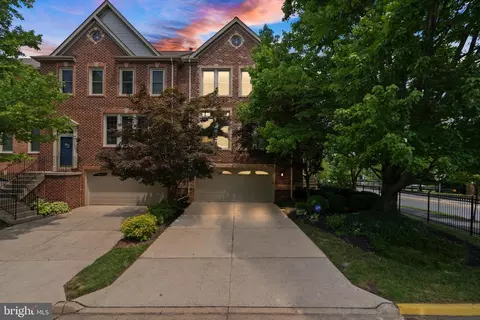 10430 Courtney Dr, Fairfax, VA 22030