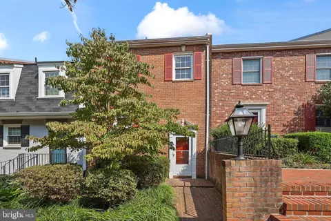 3852 University Dr, Fairfax, VA 22030