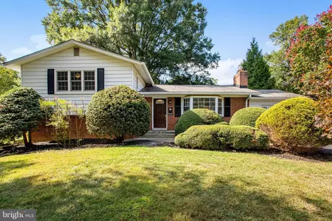 9707 Saint Andrews Dr, Fairfax, VA 22030