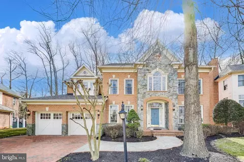 3530 Schuerman House Dr, Fairfax, VA 22031