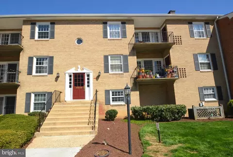 3945 Lyndhurst Dr #204, Fairfax, VA 22031