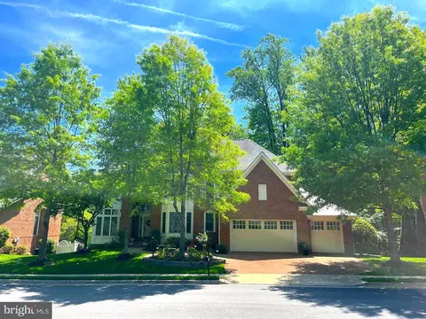 3528 Schuerman House Dr, Fairfax, VA 22031