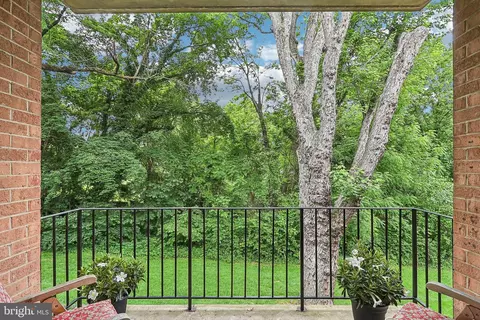 3814 Lyndhurst Dr #203, Fairfax, VA 22031