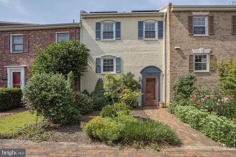 3848 University Dr, Fairfax, VA 22030