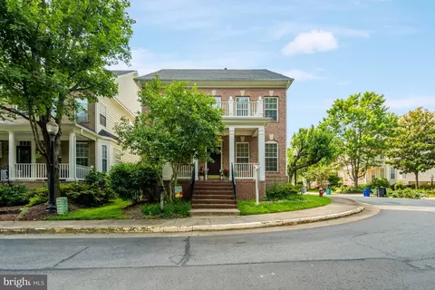 9776 Maple Trace Cir, Fairfax, VA 22032