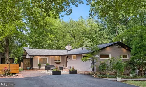 9912 Pinehurst Ave, Fairfax, VA 22030