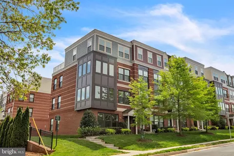 3951 Oak St, Fairfax, VA 22030