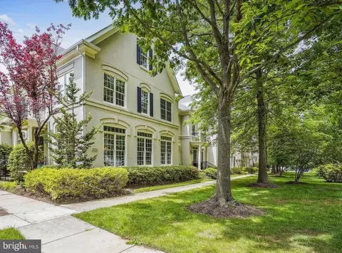 3832 Farrcroft Dr, Fairfax, VA 22030