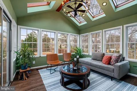 4009 Roberts Rd, Fairfax, VA 22032