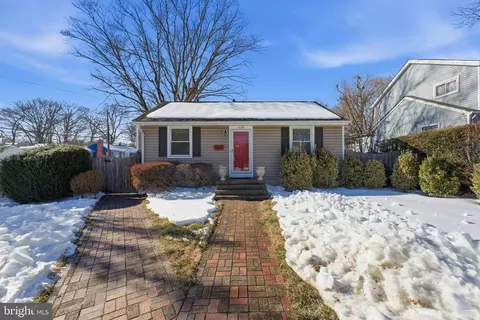 4038 Chestnut St, Fairfax, VA 22030