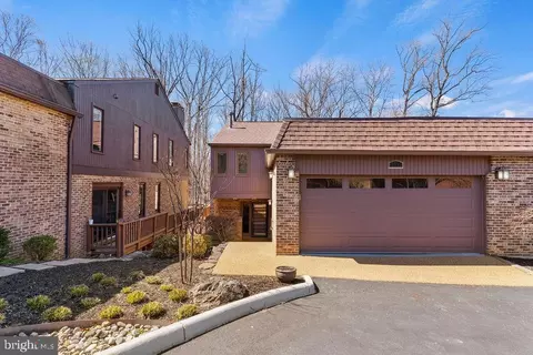9943 Great Oaks Way, Fairfax, VA 22030