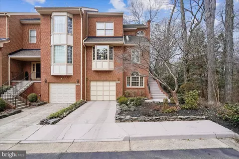 10243 Aspen Willow Dr, Fairfax, VA 22032