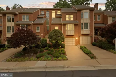 10204 Aspen Willow Dr, Fairfax, VA 22032