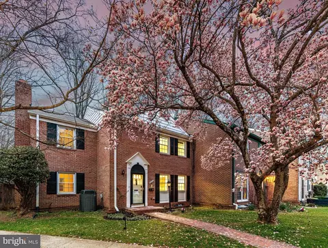9752 Cardinal Rd, Fairfax, VA 22030