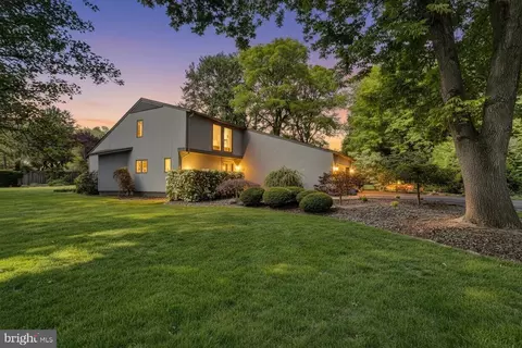 10501 Oak Place Ct, Fairfax, VA 22030