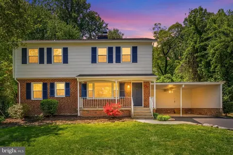 10705 Oak Pl, Fairfax, VA 22030
