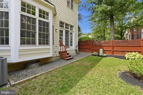 Exterior - 4331 Delegate Ct, Fairfax, VA 22030 photo 3 of 4