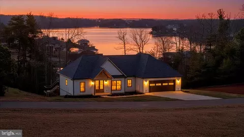 639 Compass Cove Cir, Moneta, VA 24121