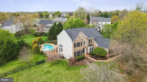 7560 Coopers Hawk Dr, Warrenton, VA 20187