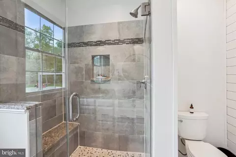 Bath - 17585 Brandy Ln, Marshall, VA 20115 photo 2 of 5