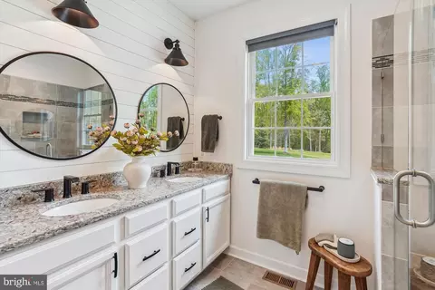 Bath - 17585 Brandy Ln, Marshall, VA 20115 photo 3 of 5