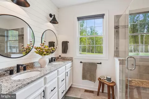 Bath - 17585 Brandy Ln, Marshall, VA 20115 photo 1 of 5