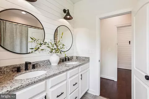 Bath - 17585 Brandy Ln, Marshall, VA 20115 photo 4 of 5
