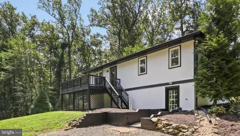 7047 Woodley Heights Dr, Warrenton, VA 20186