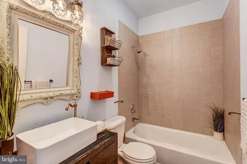 Bath - 5536 Keyser Rd, Hume, VA 22639 photo 3 of 4