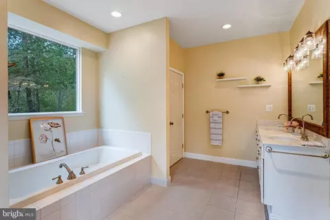 Bath - 5536 Keyser Rd, Hume, VA 22639 photo 1 of 4