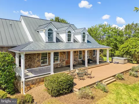 6951 Hilltop Ln, Marshall, VA 20115