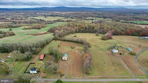 7035 Leeds Mnr, Marshall, VA 20115 photo 2