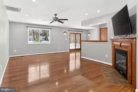 Living - 8564 Opal Rd, Warrenton, VA 20186 photo 5 of 13