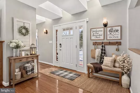 Entry Way - 8564 Opal Rd, Warrenton, VA 20186 photo 2 of 6