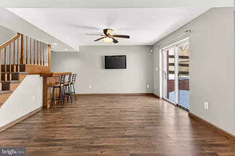 Living - 8564 Opal Rd, Warrenton, VA 20186 photo 9 of 13