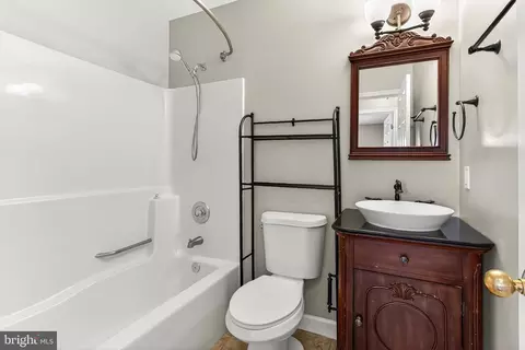 Bath - 8564 Opal Rd, Warrenton, VA 20186 photo 2 of 3