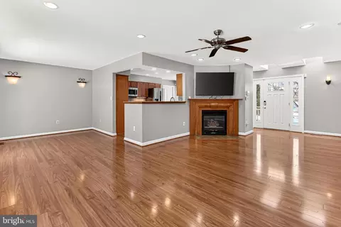 Living - 8564 Opal Rd, Warrenton, VA 20186 photo 6 of 13