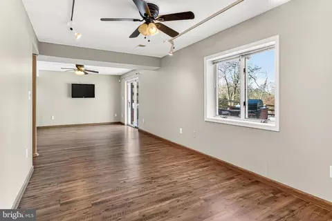 Living - 8564 Opal Rd, Warrenton, VA 20186 photo 12 of 13