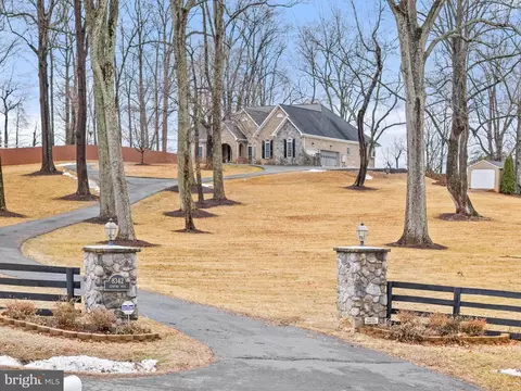 8342 Lunsford Rd, Warrenton, VA 20187