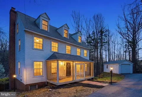 8277 Lock Ln, Warrenton, VA 20186