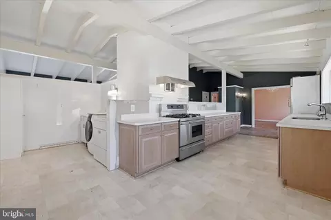 Kitchen - 2517 Five Points Rd, Marshall, VA 20115 photo 5 of 9